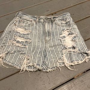 American Eagle super distressed high-waisted short
